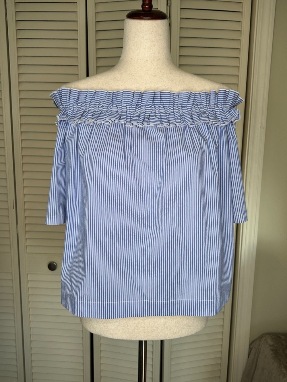 Vineyard Vines Blue & White Striped Off-Shoulder Ruffle Top | Medium | NWT - Picture 4 of 5